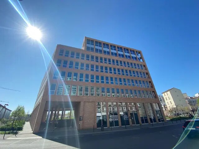 Office in Ivry-sur-Seine for lease - Building Photo - Image 2 of 7