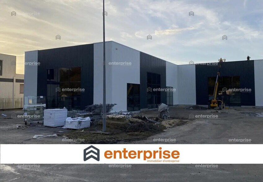 Retail in Saint-Maximin for lease - Construction Photo - Image 1 of 3