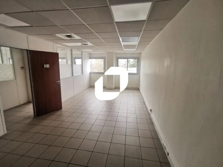 Office in Fontenay-sous-Bois for lease - Interior Photo - Image 2 of 6