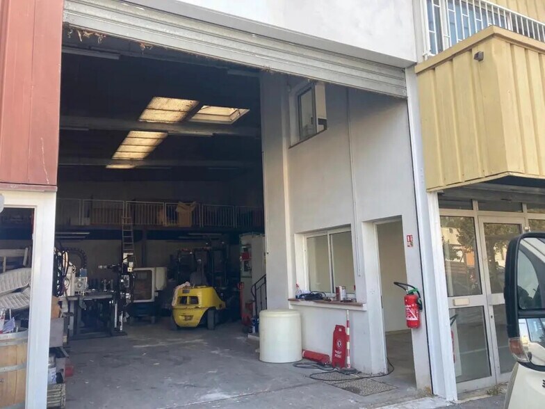 Retail in Mandelieu-la-Napoule for lease - Building Photo - Image 3 of 5