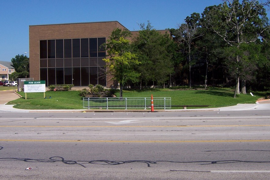 1733 Briarcrest Dr, Bryan, TX for sale - Building Photo - Image 1 of 1