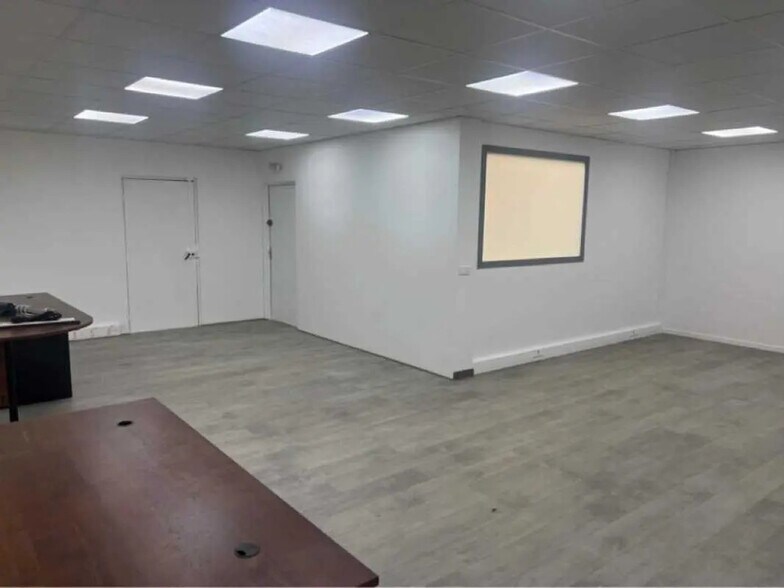 Office in Créteil for lease - Interior Photo - Image 3 of 6