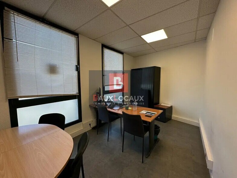 Office in Le Pontet for lease - Interior Photo - Image 2 of 8