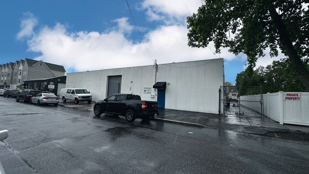 530 Ray St, Freeport, NY for lease - Building Photo - Image 1 of 16