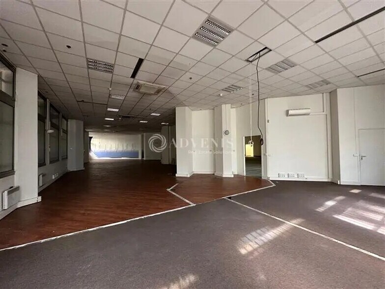 Retail in Noisy-le-Grand for lease - Interior Photo - Image 3 of 6