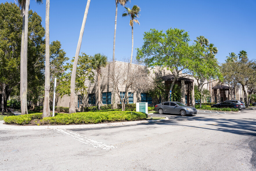 3300 Corporate Ave, Weston, FL for lease - Building Photo - Image 1 of 14