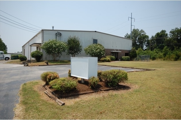 208 Edwards Dr, Jackson, TN for lease - Primary Photo - Image 1 of 8
