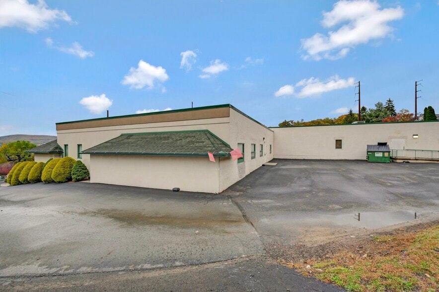 1110 Clay Ave, Dunmore, PA for lease - Building Photo - Image 2 of 63