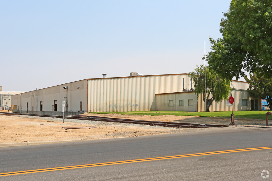 2121 W Almond Ave, Madera, CA for sale - Primary Photo - Image 1 of 1