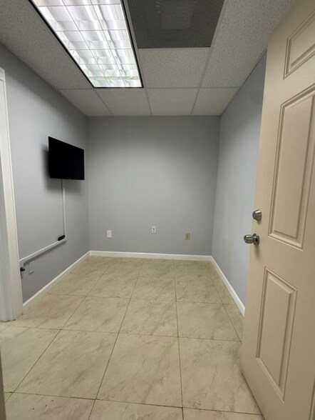 1820 NE 163rd St, North Miami Beach, FL for lease - Building Photo - Image 3 of 13