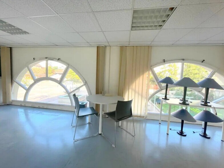 Office in Poissy for lease - Interior Photo - Image 3 of 7