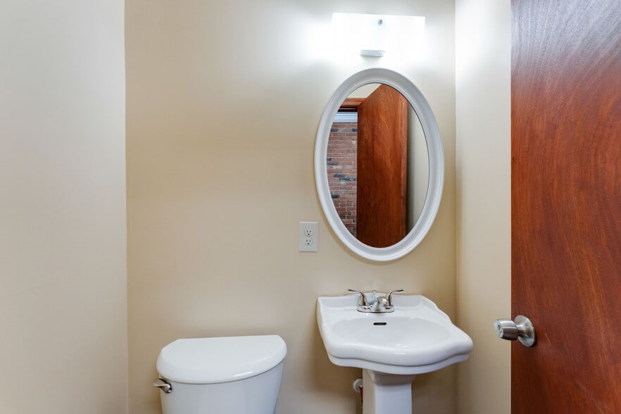 6501 E Livingston Ave, Reynoldsburg, OH for lease - Building Photo - Image 3 of 30