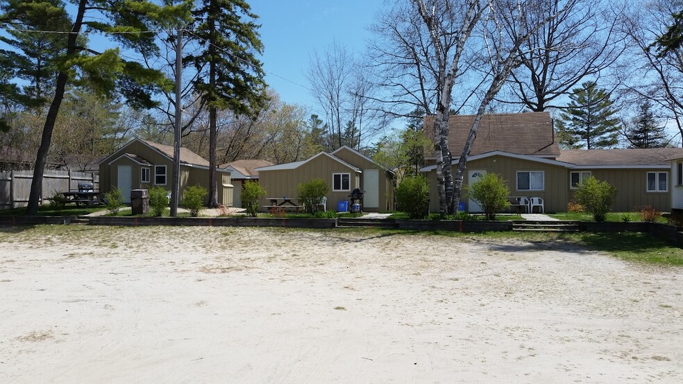 35 River Rd E, Wasaga Beach, ON for sale - Primary Photo - Image 1 of 10