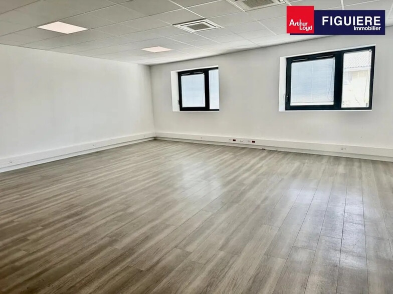 Office in Aix-en-Provence for sale - Interior Photo - Image 1 of 6