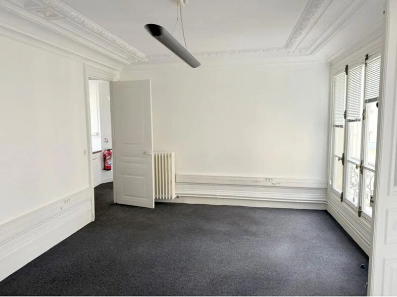 Office in Paris for lease - Interior Photo - Image 3 of 10