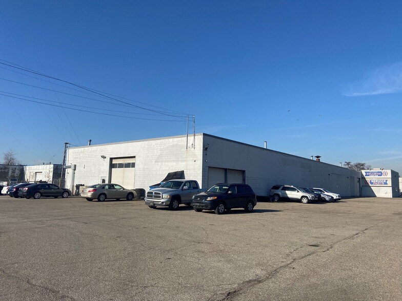 10500 W 8 Mile Rd, Ferndale, MI for lease - Building Photo - Image 1 of 6
