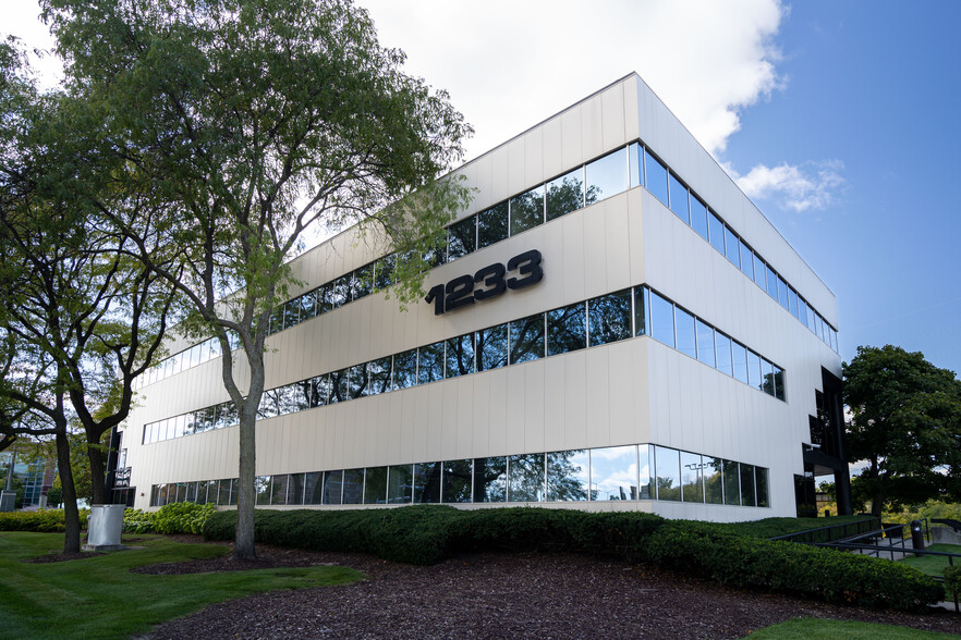 1233 N Mayfair Rd, Wauwatosa, WI for lease - Building Photo - Image 1 of 14