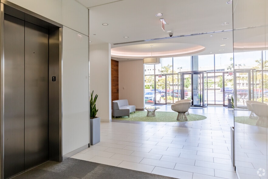 953 American Ln, Schaumburg, IL for lease - Lobby - Image 2 of 26