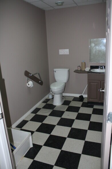 5105 51 st, Drayton Valley, AB for lease - Interior Photo - Image 2 of 6