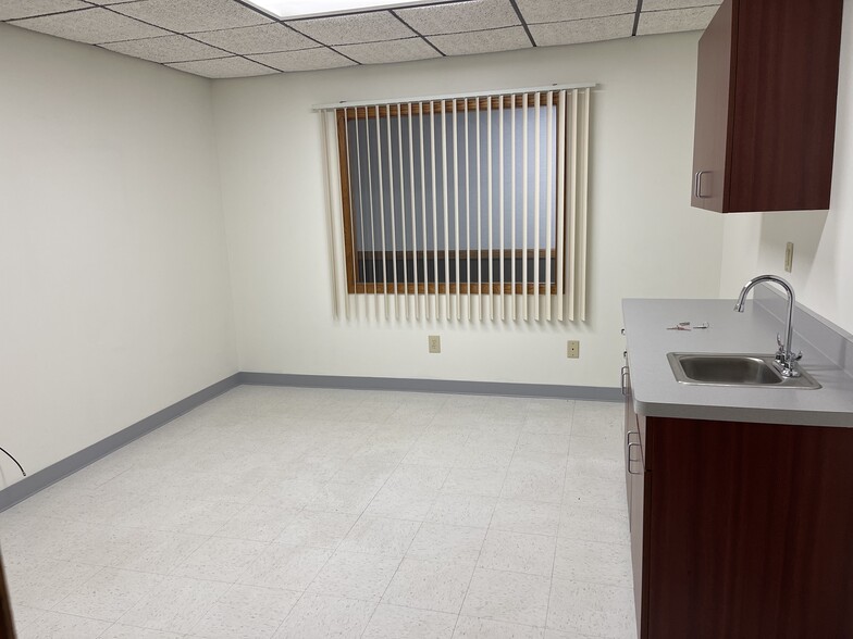 555 S Industrial Dr, Hartland, WI for lease - Interior Photo - Image 3 of 37