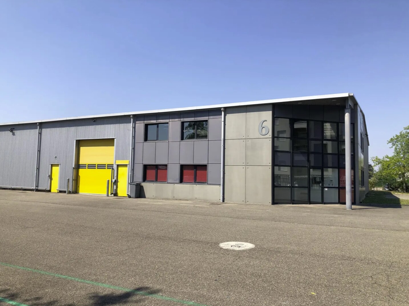 Flex in Vaulx-en-Velin for lease Primary Photo- Image 1 of 3