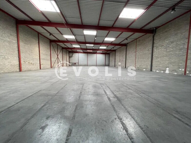 Industrial in Combs-la-Ville for lease - Interior Photo - Image 2 of 5