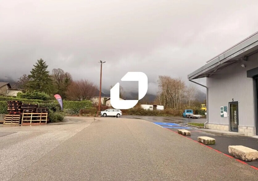 Flex in Le Touvet for lease - Building Photo - Image 1 of 10