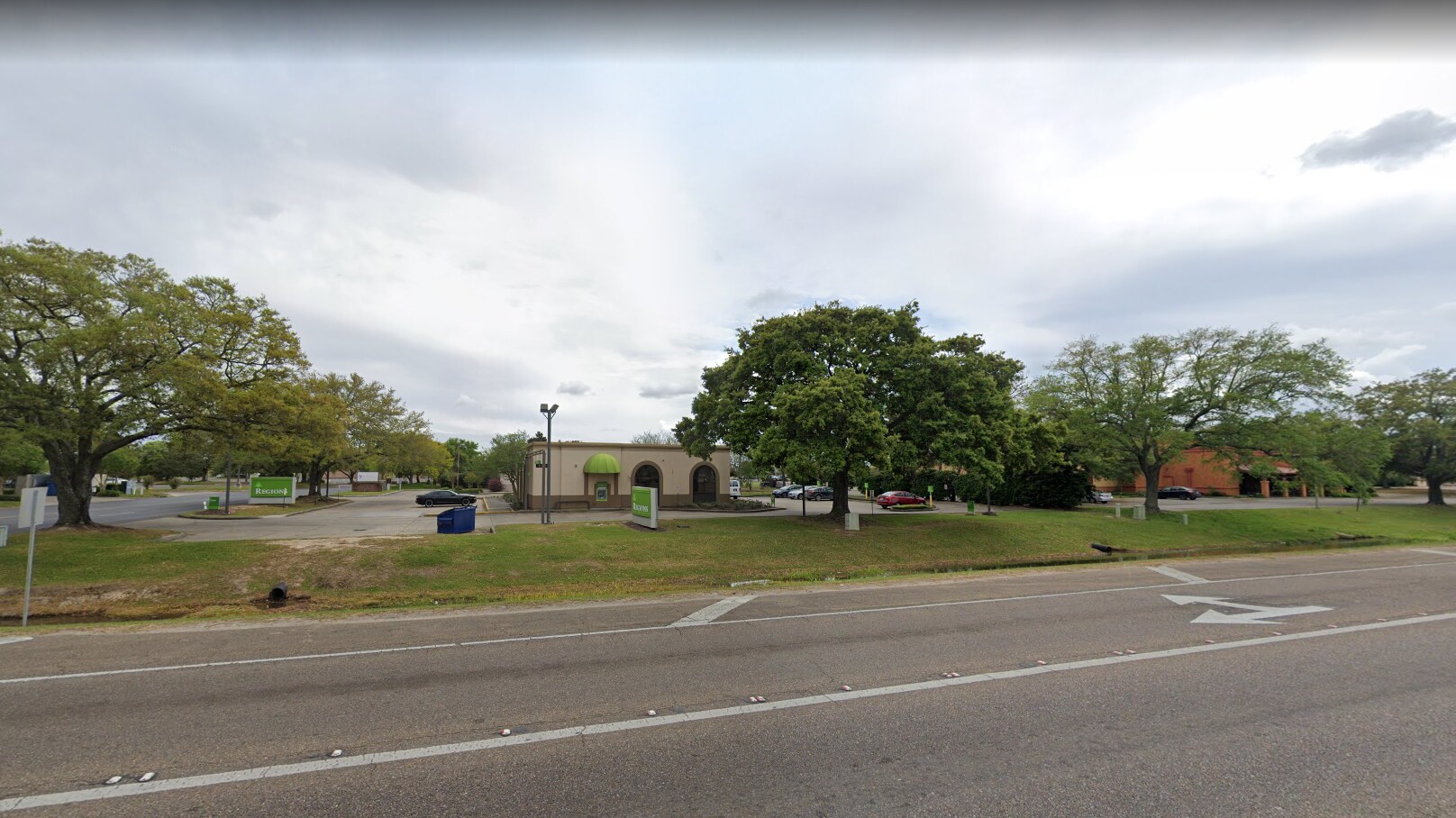 5711 Johnston, Lafayette, LA for sale Primary Photo- Image 1 of 1