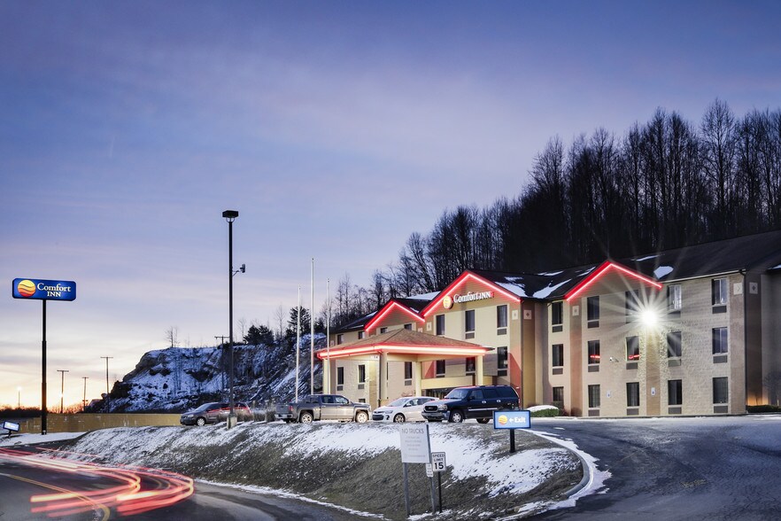 801 Mall Rd, Oak Hill, WV for sale - Building Photo - Image 1 of 1