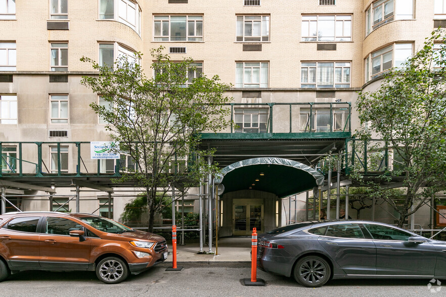 870 5th Ave, New York, NY for lease - Building Photo - Image 1 of 16