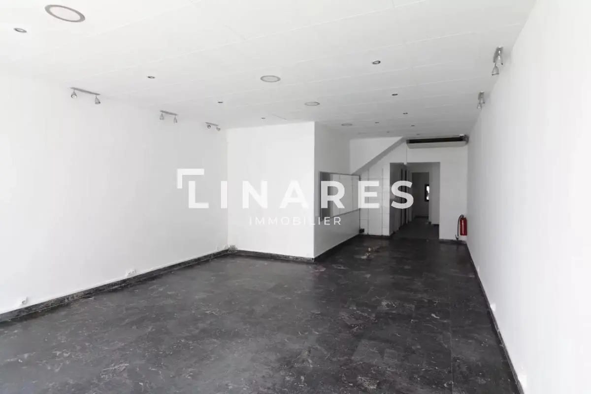 Retail in Marseille for lease Interior Photo- Image 1 of 10