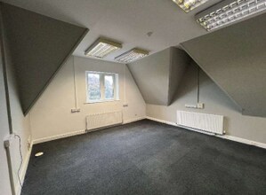 Holly Bank Ln, Huddersfield for lease Interior Photo- Image 2 of 6