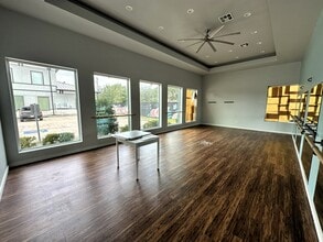 313 S Friendswood Dr, Friendswood, TX for lease Interior Photo- Image 2 of 14