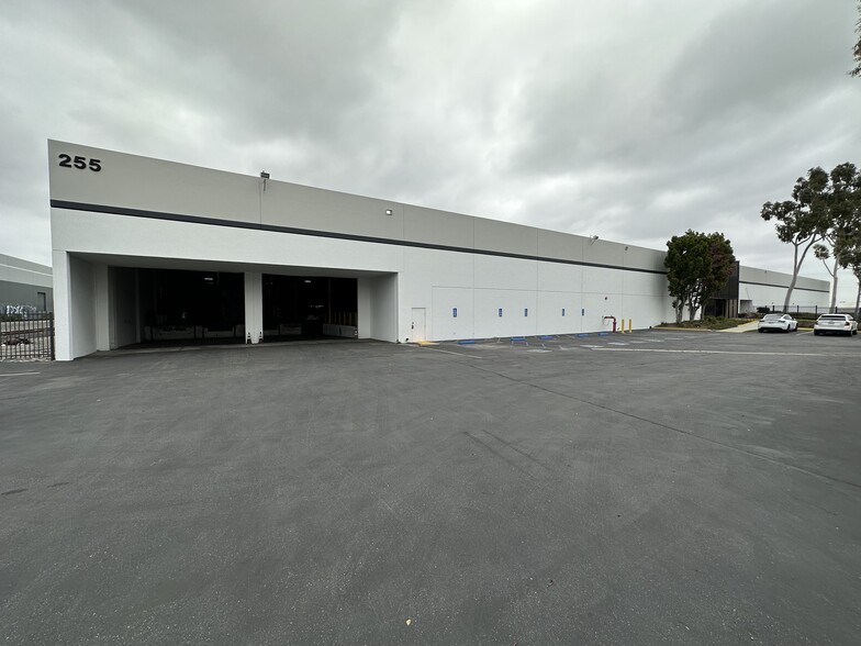 255 W Manville St, Compton, CA for lease - Building Photo - Image 1 of 23