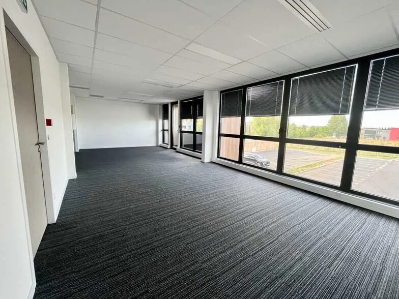 Office in Saint-Martin-du-Vivier for lease - Interior Photo - Image 1 of 6