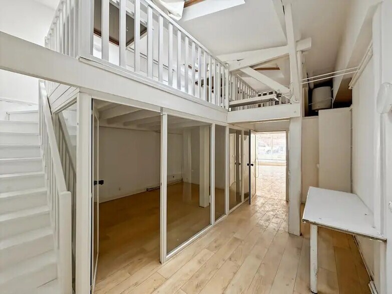Retail in Paris for lease - Building Photo - Image 2 of 7