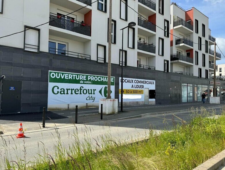 Retail in Melun for lease - Building Photo - Image 3 of 6