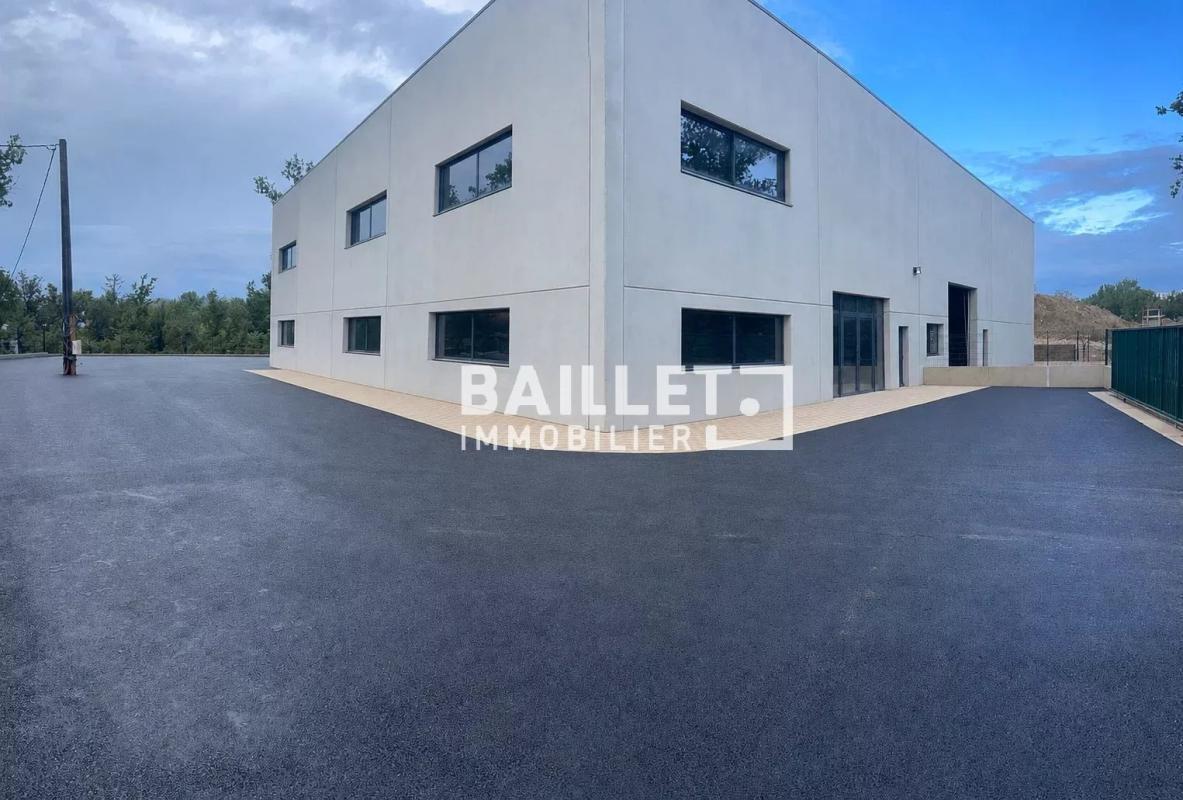Retail in Montauroux for lease Building Photo- Image 1 of 2