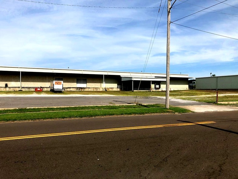 228 E Main St, Union City, TN for lease - Building Photo - Image 2 of 2