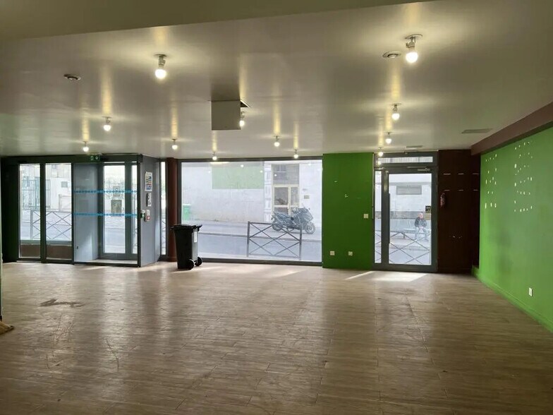 Retail in Paris for lease - Building Photo - Image 3 of 4