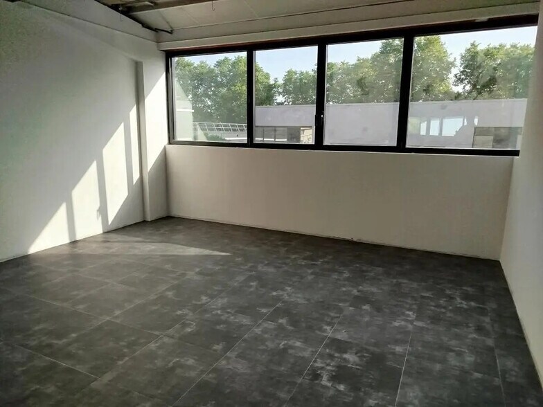 Flex in Toulouse for lease - Building Photo - Image 3 of 12