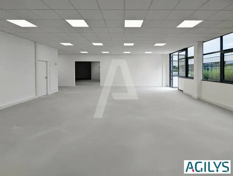 Flex in Saclay for lease - Interior Photo - Image 3 of 12