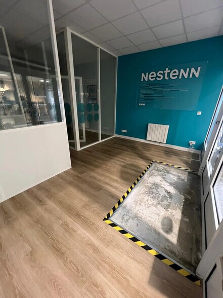 Retail in Le Coudray-Montceaux for lease - Interior Photo - Image 1 of 6