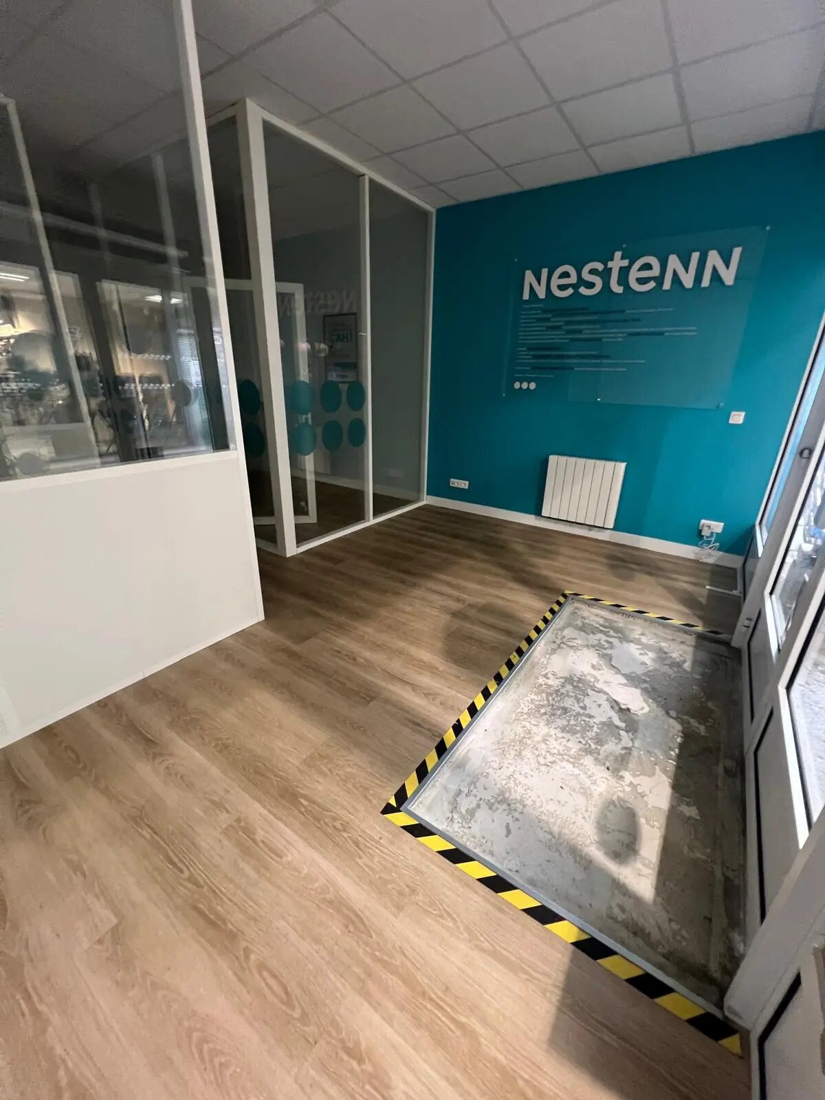 Retail in Le Coudray-Montceaux for lease Interior Photo- Image 1 of 7