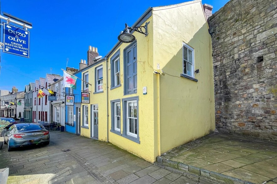 23-25 Hole In The Wall St, Caernarfon for sale - Building Photo - Image 1 of 11