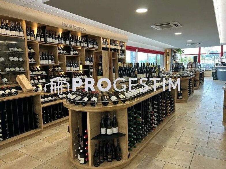 Retail in Quetigny for sale - Interior Photo - Image 2 of 12