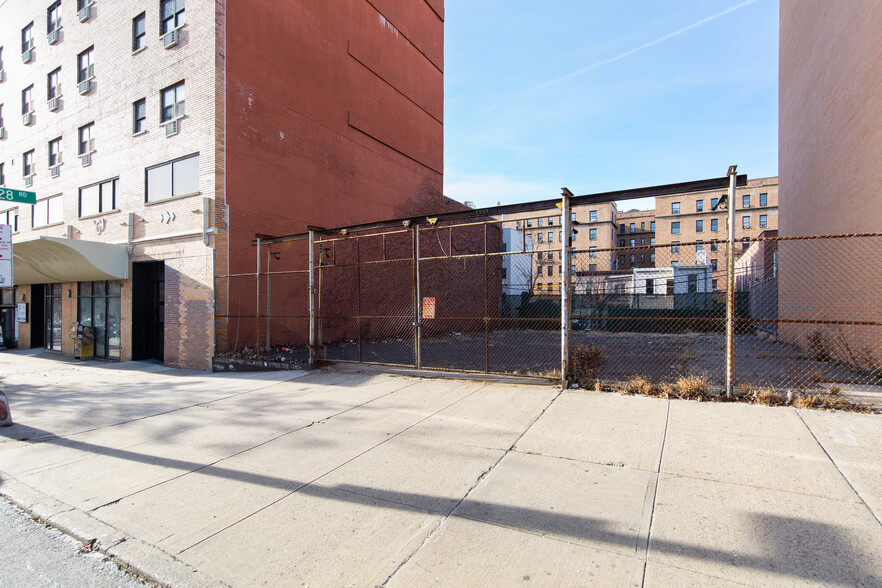  in Astoria, NY for sale - Primary Photo - Image 1 of 1