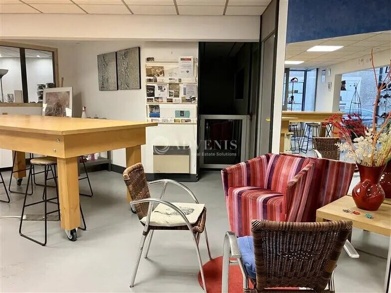 Retail in Bourges for lease - Interior Photo - Image 2 of 3
