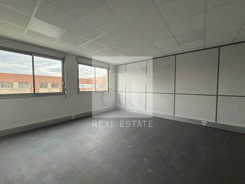Flex in Chassieu for lease - Building Photo - Image 3 of 10