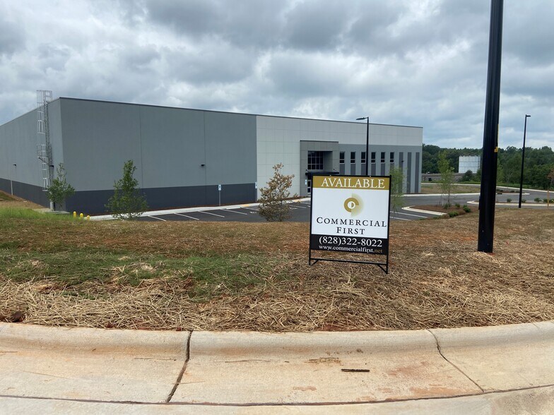 2010 Southeastern Industrial Dr, Newton, NC for sale - Building Photo - Image 1 of 4